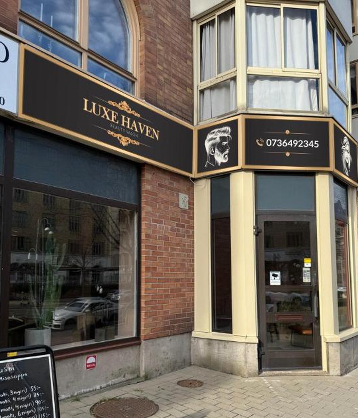 Entrén på Linnégatan 51 med den svarta skylten ovanför fönstren