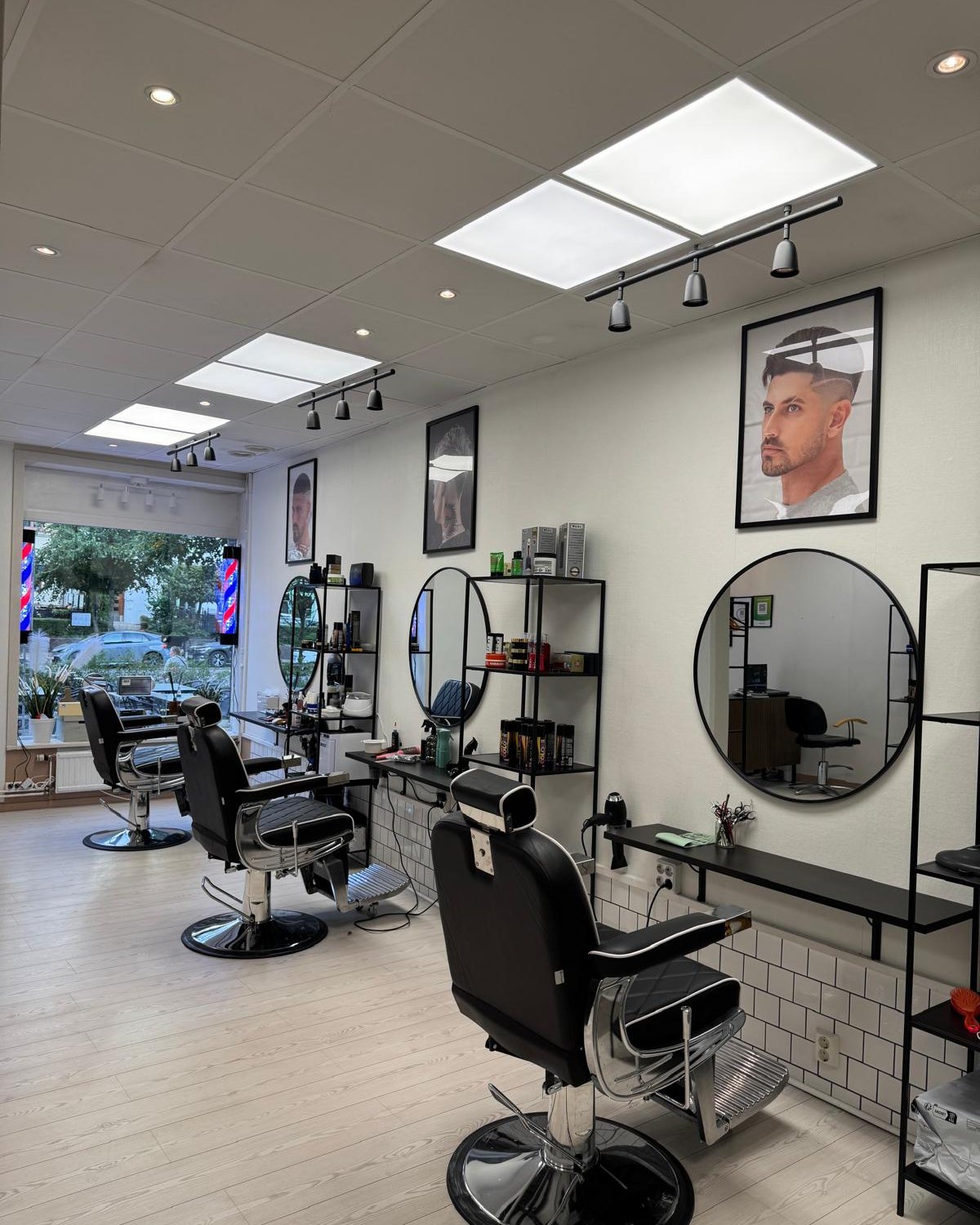 Barberarstolarna framför speglarna inne i salongen